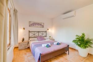 Łóżko lub łóżka w pokoju w obiekcie Ideal Property Mallorca - Can Sito
