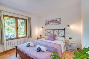 sypialnia z dwoma łóżkami i oknem w obiekcie Ideal Property Mallorca - Can Sito w Cala Mesquida