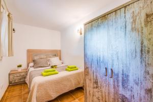 Łóżko lub łóżka w pokoju w obiekcie Ideal Property Mallorca - Can Sito