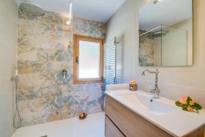łazienka z umywalką i prysznicem w obiekcie Ideal Property Mallorca - Can Sito w Cala Mesquida