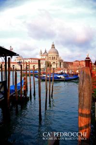 uitzicht op de stad Venetië vanuit het water bij Ca' Pedrocchi in Venetië