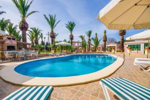 Bazén v ubytování Ideal Property Mallorca - Can Comaro nebo v jeho okolí
