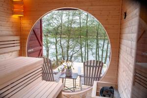 صورة لـ Family Lodge 50m from Lake with Sauna في Brzozie