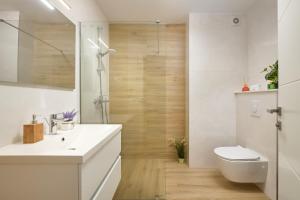 een badkamer met een witte wastafel en een toilet bij Sun Spalato Residence in Makarska
