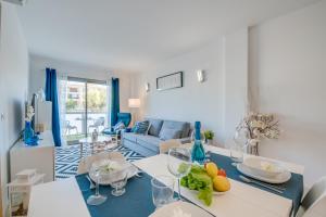 a living room with a table with fruit on it at Ideal Property Mallorca - Mar Blau in Alcudia