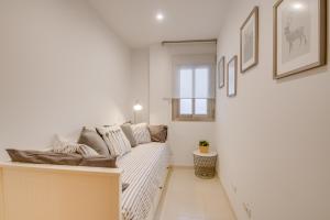 un soggiorno con un divano e una finestra di Ideal Property Mallorca - Mar Blau a Alcudia