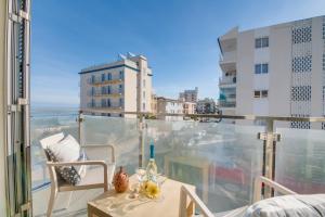 een balkon met een tafel en uitzicht op de stad bij Castello Playa in Can Picafort