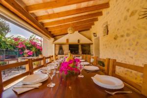 Restaurace v ubytování Ideal Property Mallorca - Can Nyany Buger