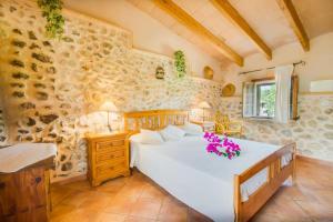 Posteľ alebo postele v izbe v ubytovaní Ideal Property Mallorca - Can Nyany Buger + 24 fotografií