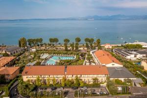 einen Luftblick auf ein Resort mit einem Pool in der Unterkunft Hotel Caesius Thermae & Spa Resort in Bardolino