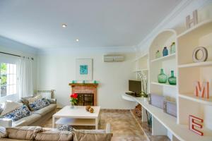 sala de estar con sofá y chimenea en Ideal Property Mallorca - Can Olivo, en Puerto de Alcudia