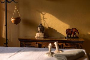 a table with a statue of a buddha and a toy horse at Hotel Caesius Thermae & Spa Resort in Bardolino