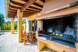 a outdoor grill on the side of a house at Ideal Property Mallorca - Patufa in Alcudia
