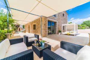 une terrasse avec des canapés et une table dans l'établissement Ideal Property Mallorca - Perot, à Maria de la Salut