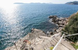 un conjunto de escaleras que conducen al océano en Apartments Neve, en Dubrovnik