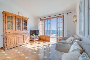 A television and/or entertainment centre at Ideal Property Mallorca - Ram de Mar
