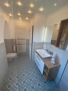 ein Badezimmer mit Waschbecken und Toilette in der Unterkunft Villa Senator-Marstall in Travemünde + 21 Fotos