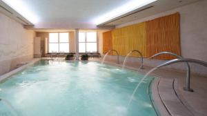 a large indoor pool in a hotel room at Hotel Caesius Thermae & Spa Resort in Bardolino