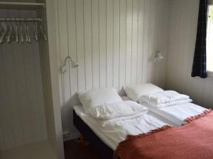 Tempat tidur dalam kamar di Holiday home Utvik IV