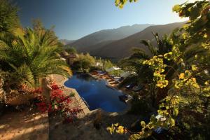 an aerial view of a swimming pool with mountains in the background at Cabañas Caballieri in Pisco Elqui