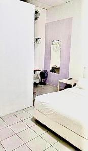 Кровать или кровати в номере Ozzy Lodge Semporna