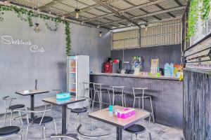 Gallery image of Shekinah Homestay & Cafe Waikabubak Mitra RedDoorz in Waikabubak