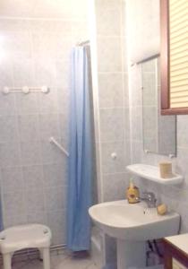 a bathroom with a sink and a toilet and a shower at Studio charmant à Sarlat-la-Canéda avec terrasse in Sarlat-la-Canéda