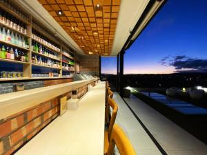 un bar con vistas a la ciudad en FFF Hotel, en Hengchun