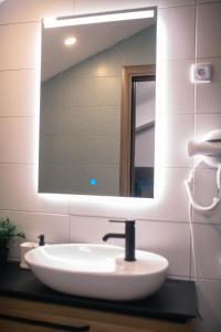 Un baño de Manoir Apartments City Center