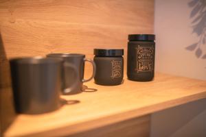 Utensilios para hacer té y café en Manoir Apartments City Center