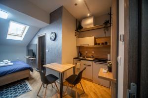 Una cocina o zona de cocina en Manoir Apartments City Center
