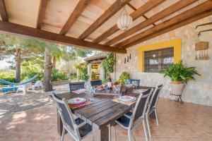 comedor al aire libre con mesa de madera y sillas en Ideal Property Mallorca - Sort en Inca