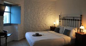 Posteľ alebo postele v izbe v ubytovaní Lithos Stone Suites