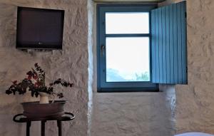 Televízia a/alebo spoločenská miestnosť v ubytovaní Lithos Stone Suites