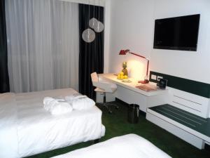 a hotel room with a desk and a bed at Idea Hotel Milano Malpensa Airport in Case Nuove