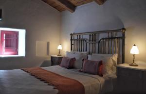 Posteľ alebo postele v izbe v ubytovaní Lithos Stone Suites
