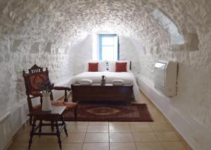 Posteľ alebo postele v izbe v ubytovaní Lithos Stone Suites