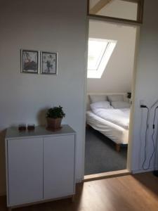 a room with a mirror and a room with a bed at Elleholm A in Odense