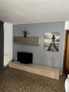 COSTA DAURADA APARTAMENTS - Laresman في سالو: غرفة معيشة مع تلفزيون بشاشة مسطحة على جدار