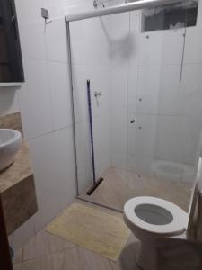 une salle de bain avec une douche avec des toilettes et un lavabo dans l'établissement Casa de férias luar do prado, à Prado 4 autres photos