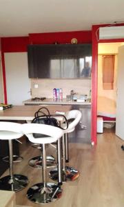uma cozinha com um balcão e bancos num quarto em Appartement d'une chambre avec jardin a Houlgate a 2 km de la plage em Houlgate