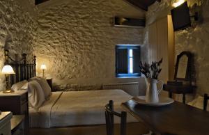 Posteľ alebo postele v izbe v ubytovaní Lithos Stone Suites