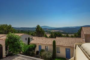 een uitzicht vanaf het dak van een huis bij Belambra Clubs Montpezat - Le Verdon in Montagnac