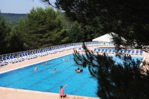 een groep mensen die zwemmen in een zwembad bij Belambra Clubs Montpezat - Le Verdon in Montagnac