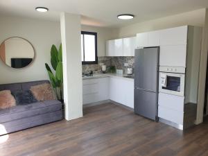 Dapur atau dapur kecil di LUXURY PENTHOUSE GREAT LOCATION WITH PARKING Tlv