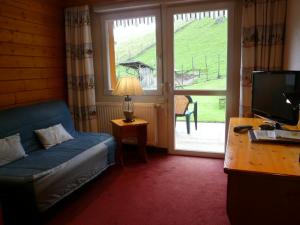 A seating area at Hotel Restaurant La Petite Auberge Alsace