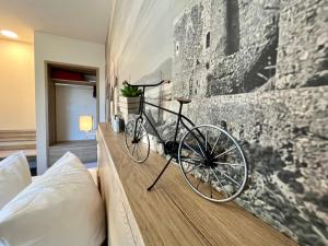 Una bicicleta en una pared en un dormitorio en Hotel in der Mühle, en Werdau