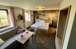 Postel nebo postele na pokoji v ubytování Hotel in der Mühle + 31 fotografií