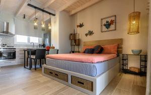 1 dormitorio con 1 cama en el centro de una habitación en Fiorela's casa- A stylish loft apartment in the heart of Preveza en Preveza