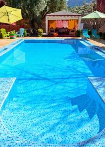 - une grande piscine revêtue de carrelage bleu dans l'établissement Gite Karine, à Imouzzer du Kandar